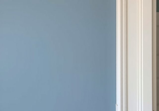 Precise painting during a home makeover in Amsterdam